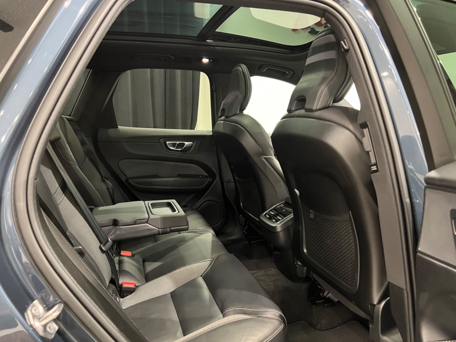 Volvo XC60 R Design AWD - Samsaru's Car Outlet