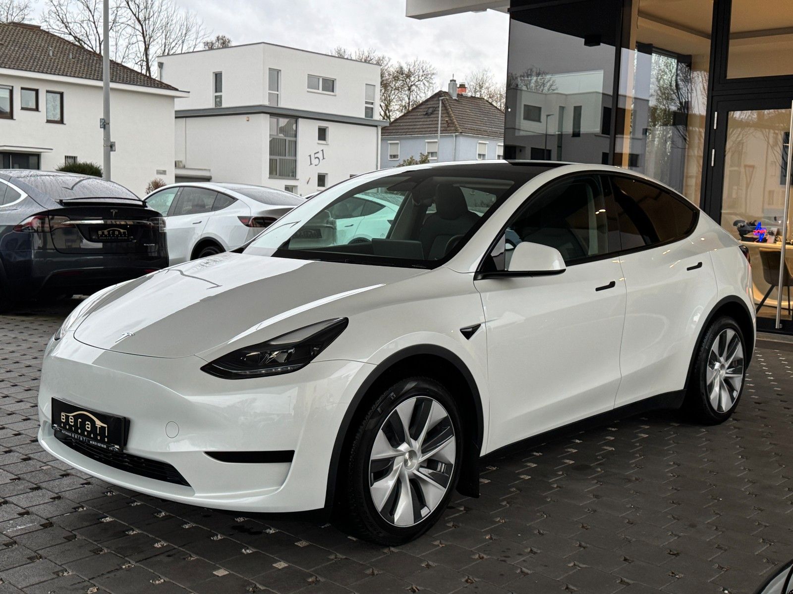 Tesla Model Y Premium Lang Range Allrad/581km 93% /AHK