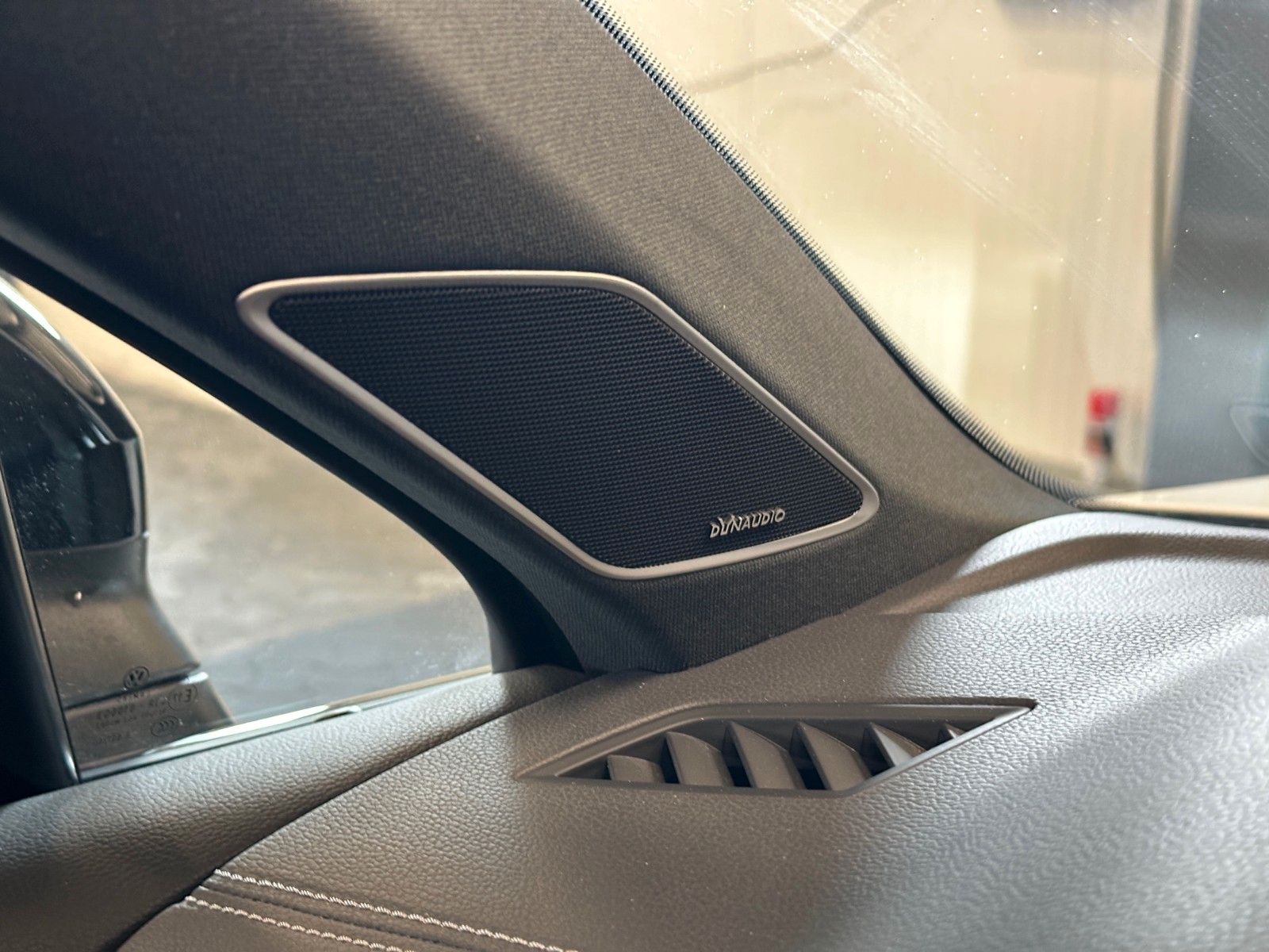Volkswagen Touareg R-Line 4Motion Black - Samsaru's Car Outlet