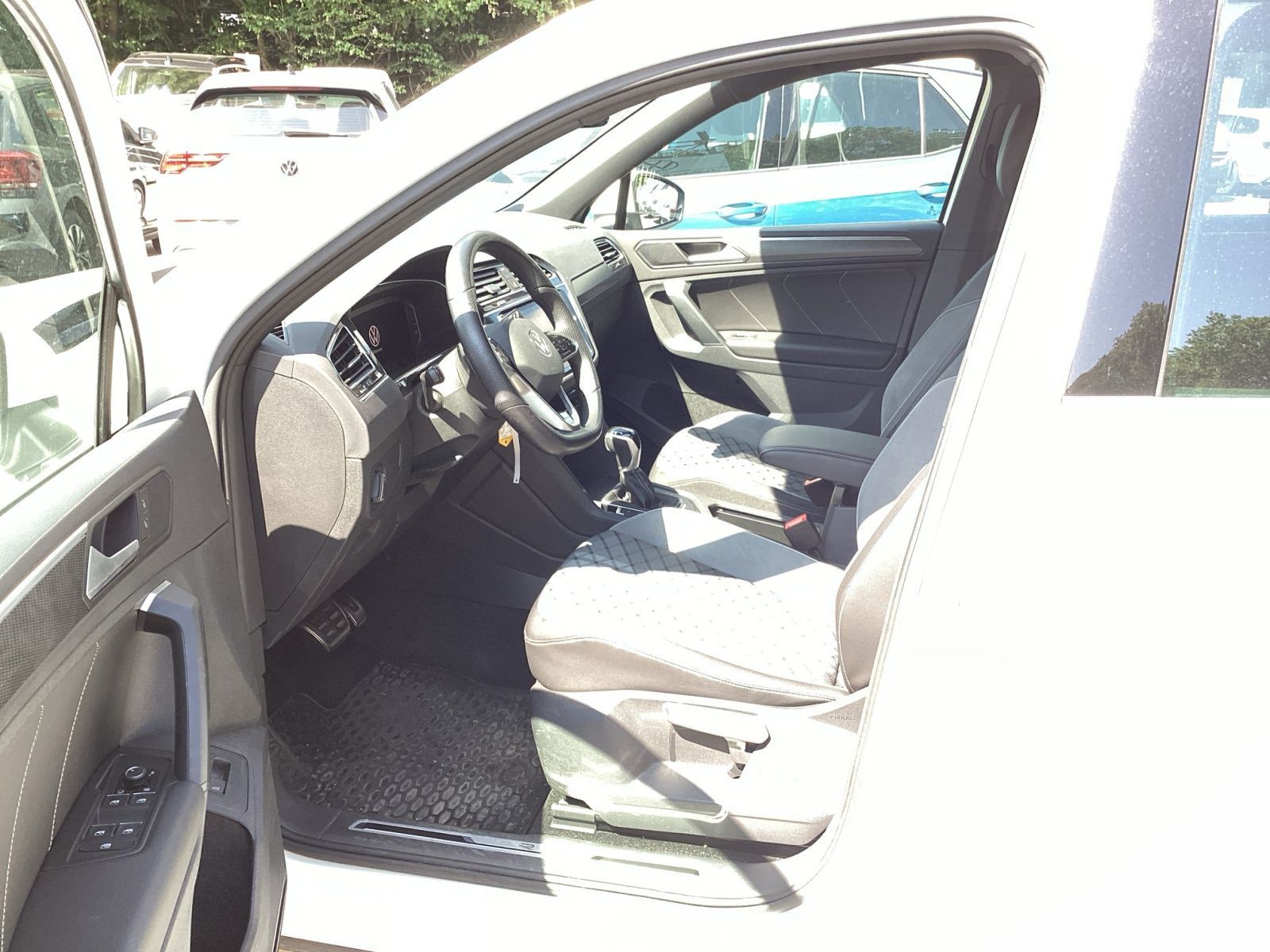 Volkswagen Tiguan 2.0TDI R-Line 4M DSG - Samsaru's Car Outlet