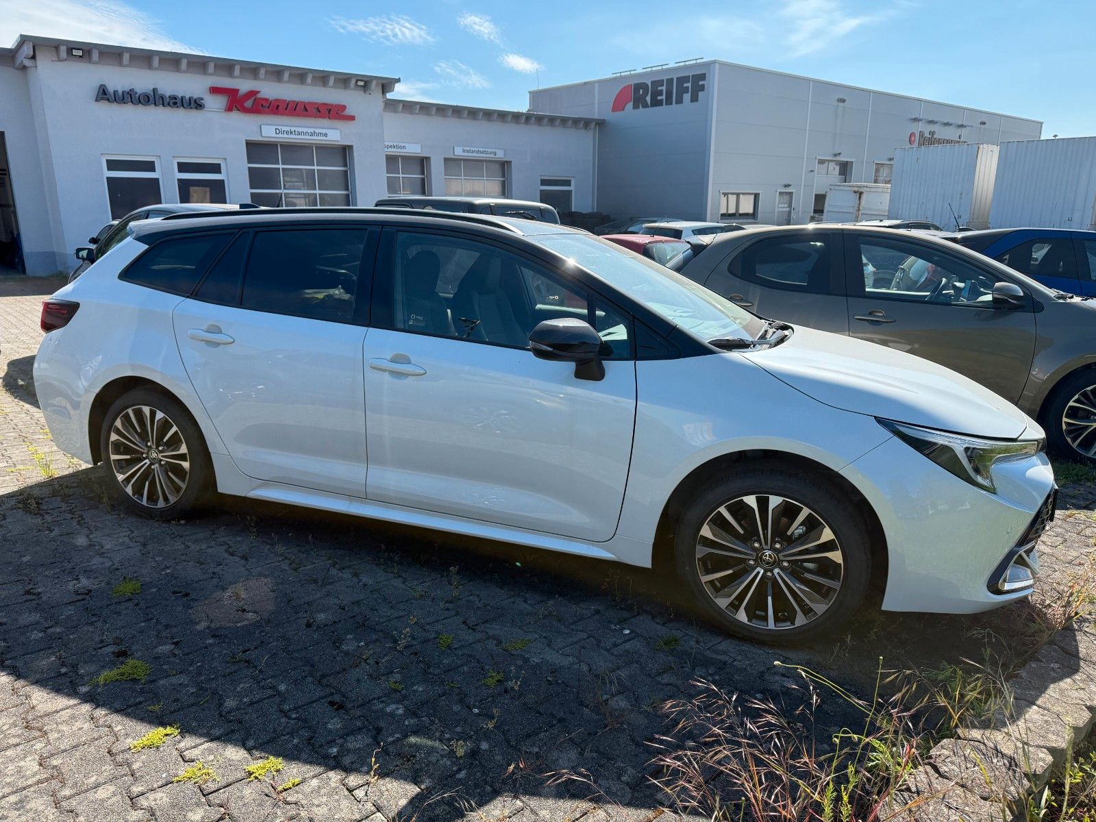 Toyota Corolla 1.8 TS Hybrid Black and White