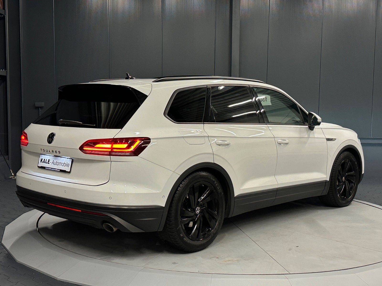 Volkswagen Touareg V6 TDI 4Motion - Samsaru's Car Outlet