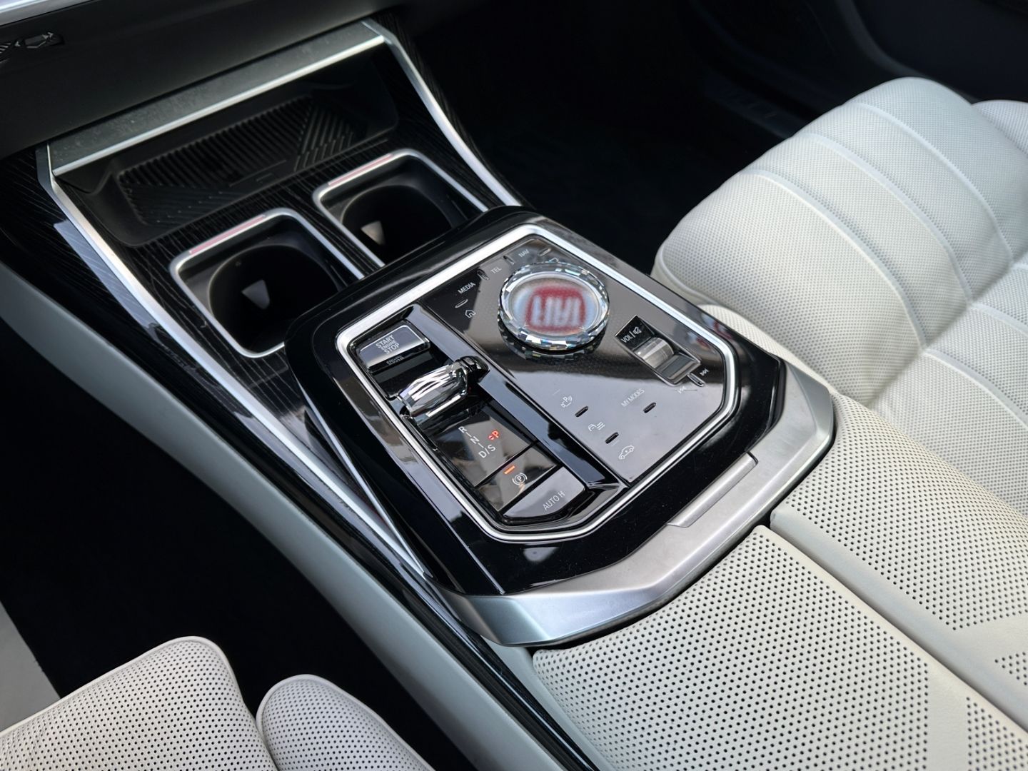 BMW 740 d xDrive MSPORT CRYSTAL ICONIC KLIMASITZ B&W