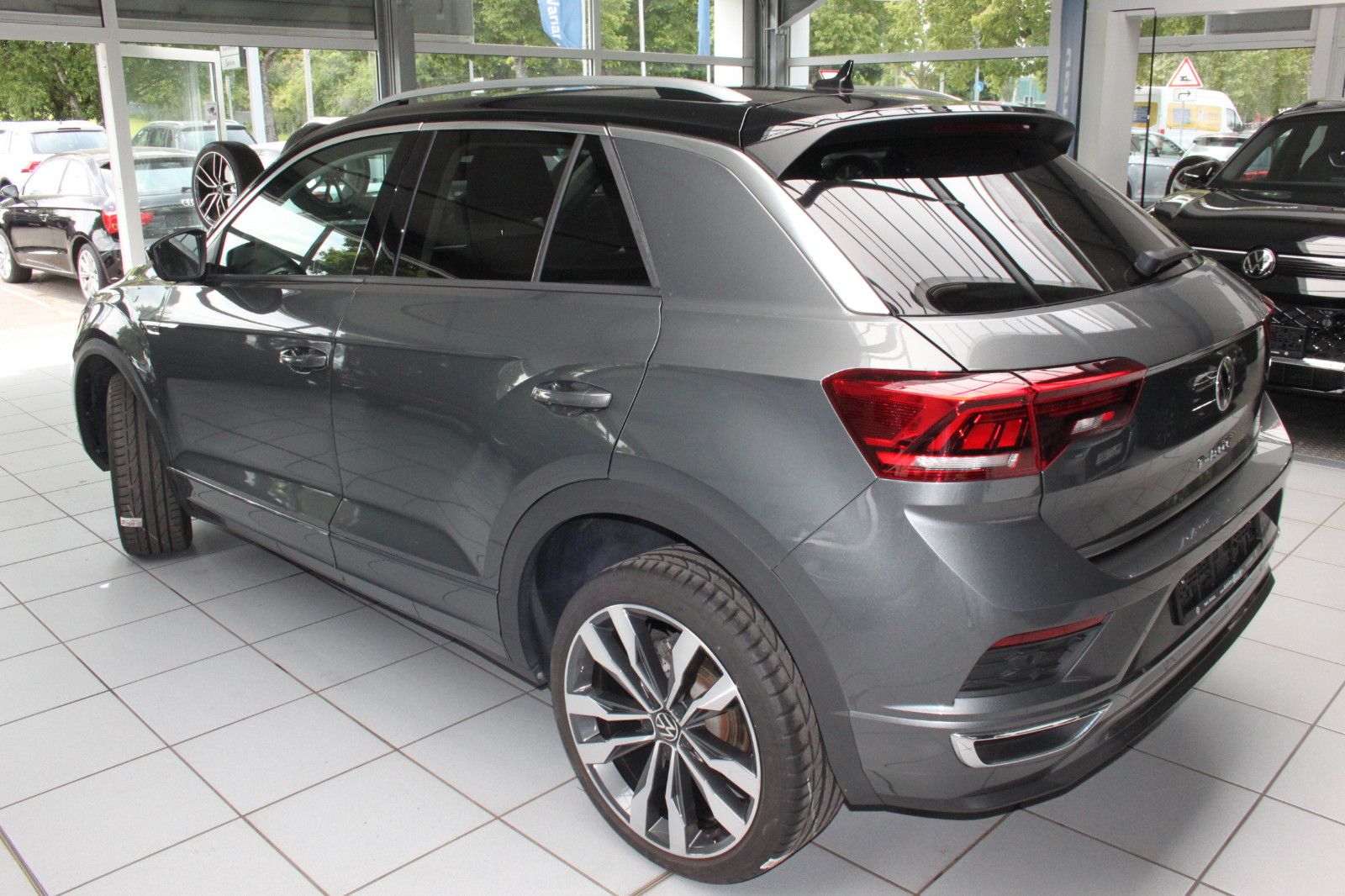 Volkswagen T-Roc R-Line DSG - Samsaru's Car Outlet