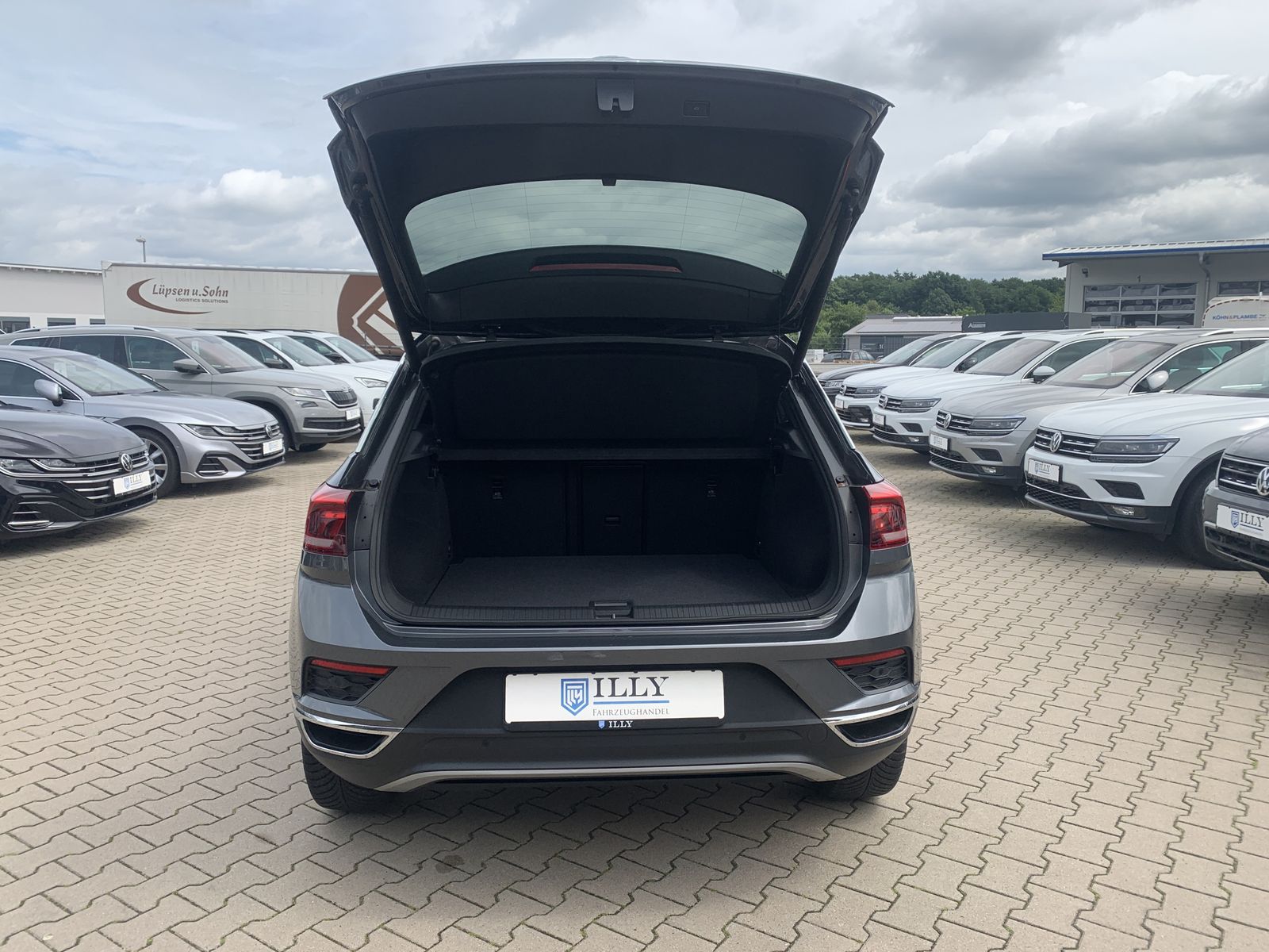 Volkswagen T-Roc 1.5 TSI Sport - Samsaru's Car Outlet