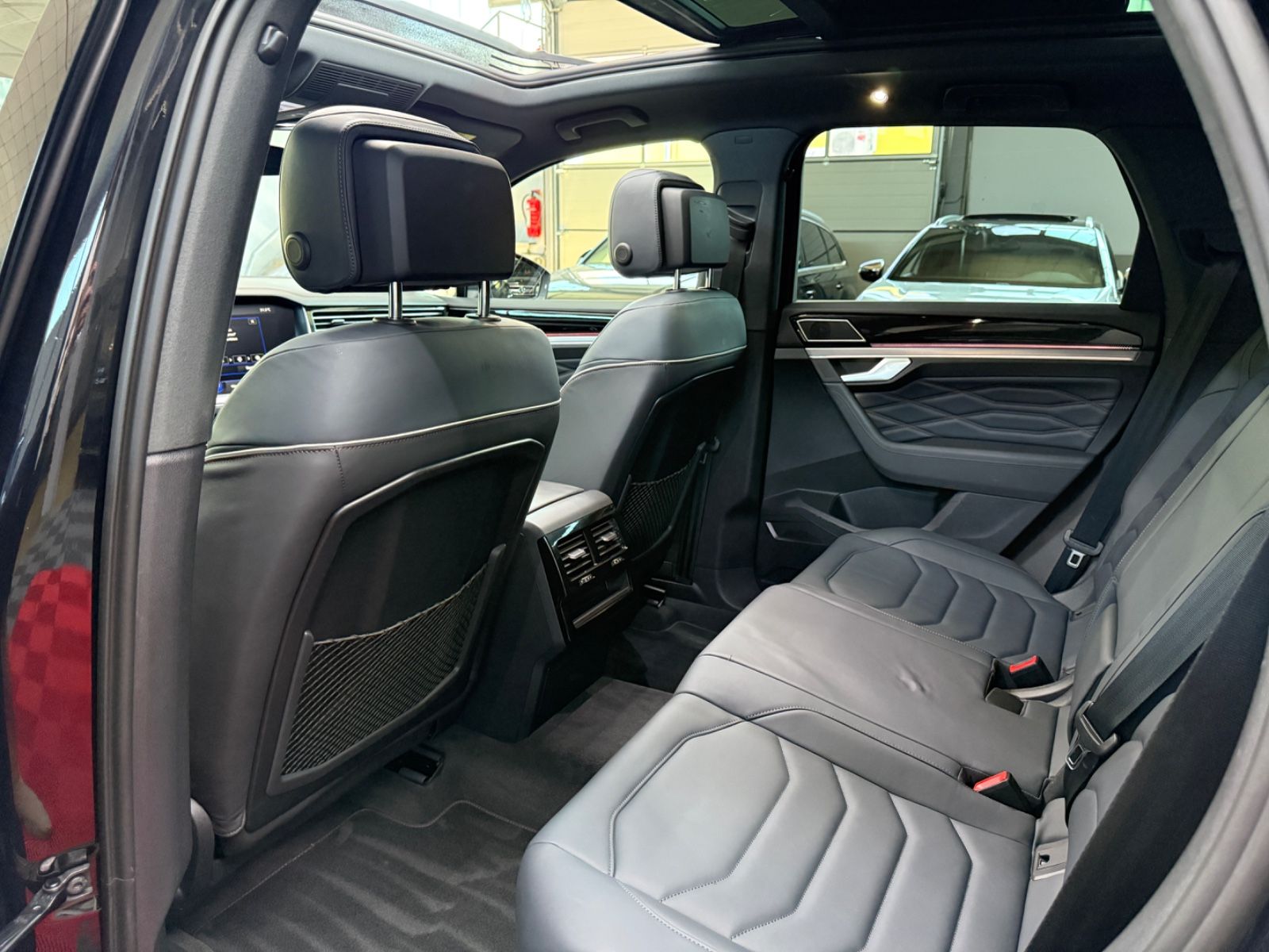 Volkswagen Touareg R-Line - Samsaru's Car Outlet