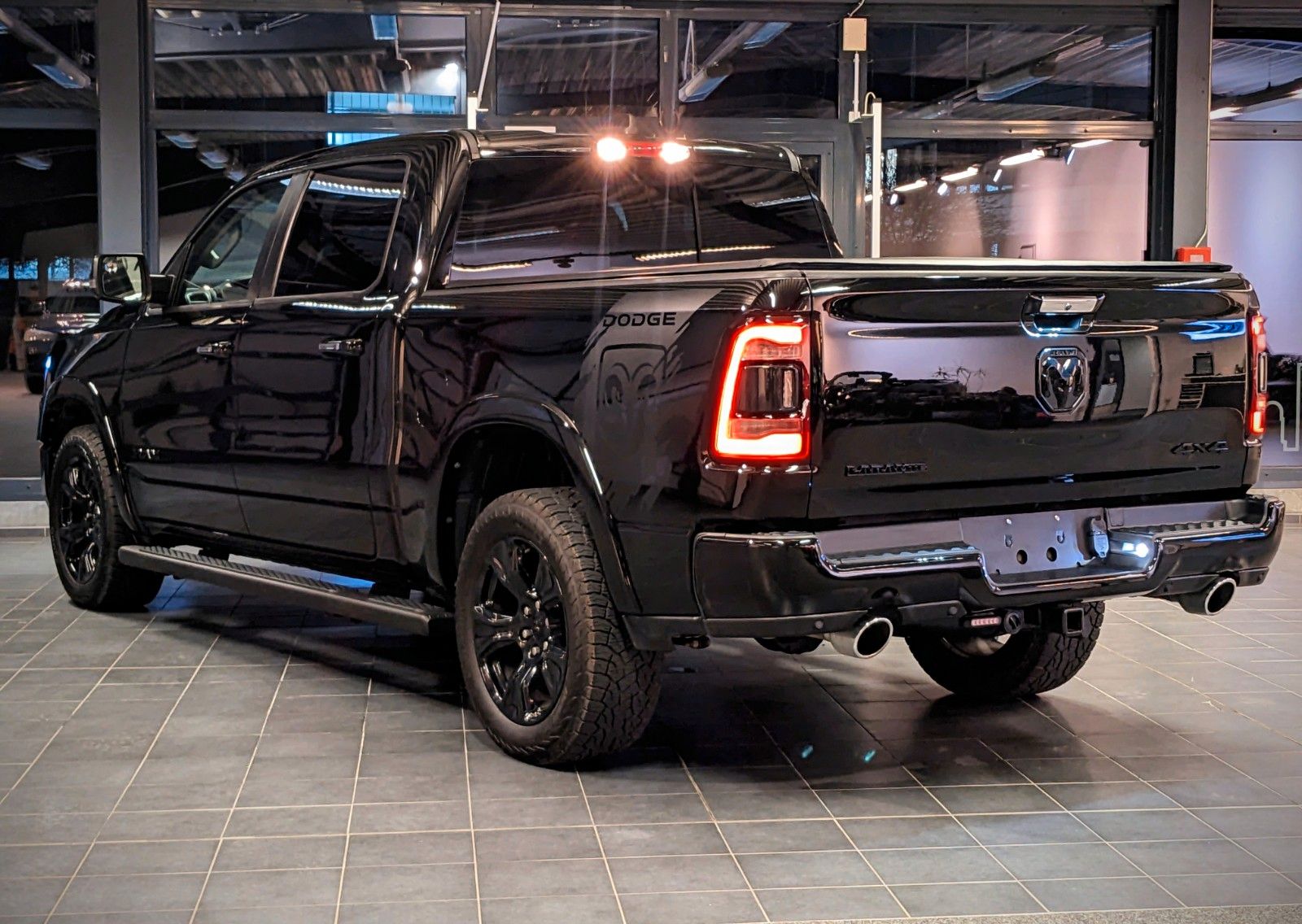 Dodge RAM 1500  Laramie Limited Night HEMI 5.7L   4x4