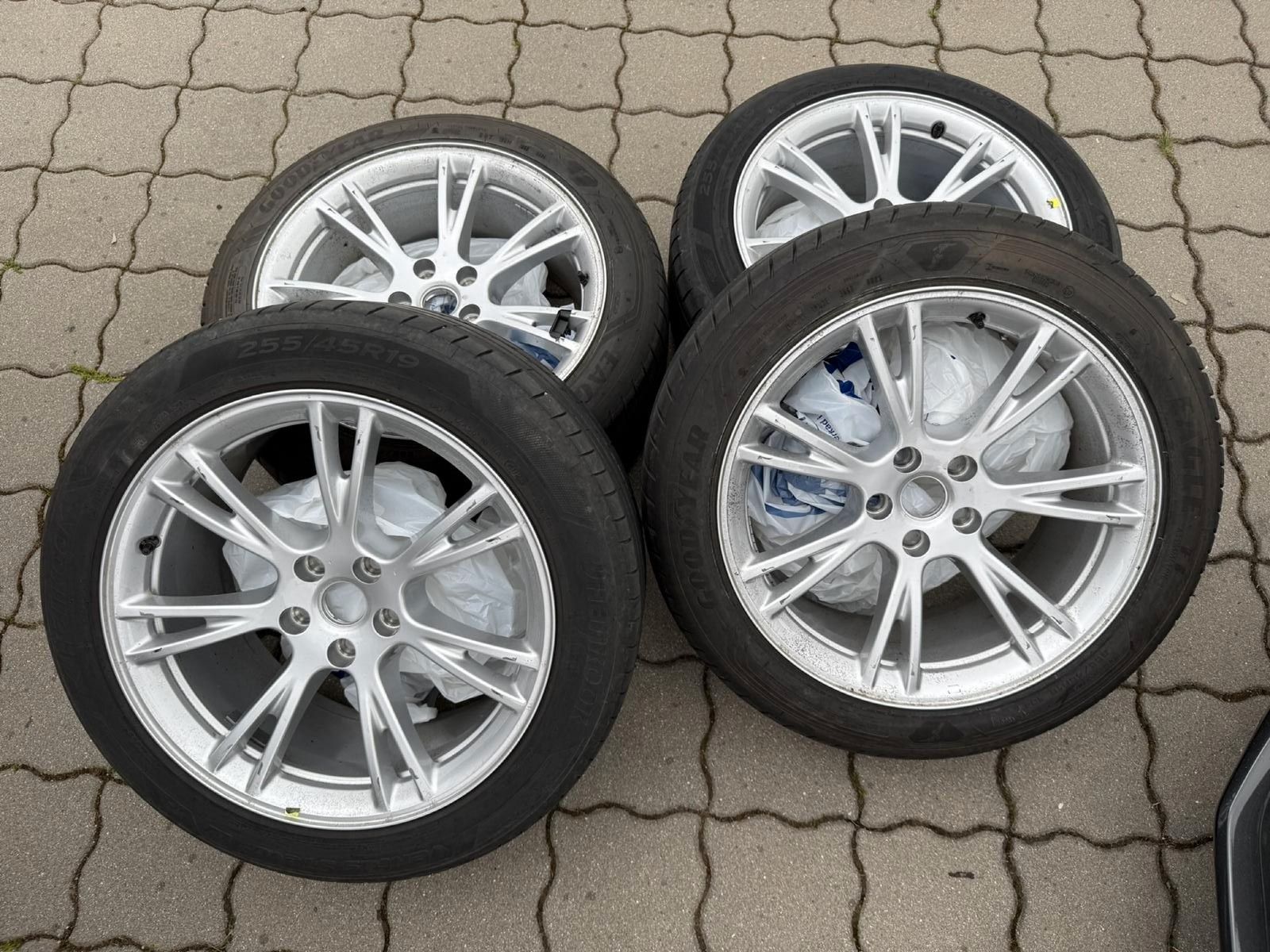 Tesla Model Y Long Range Dual AWD 8-FACH+AHK