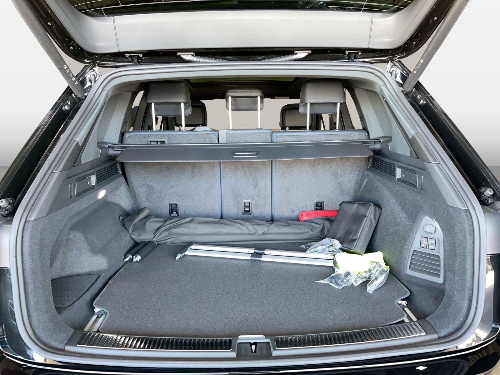 Volkswagen Touareg R-Line 3.0 V6 TDI 4Motion NP: 123740,-