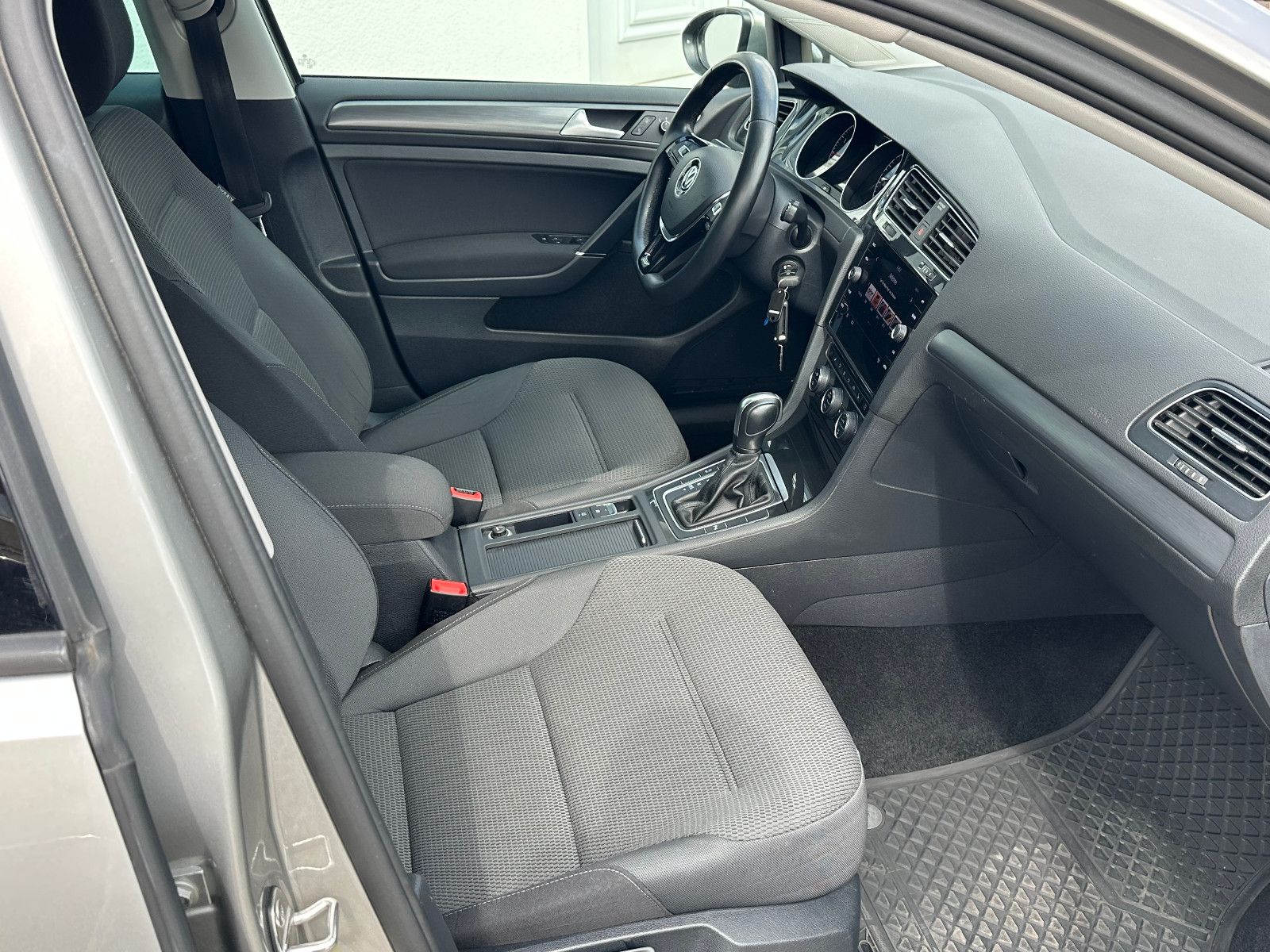 Volkswagen Golf VII Variant Comfortline DSG - Samsaru's Car Outlet