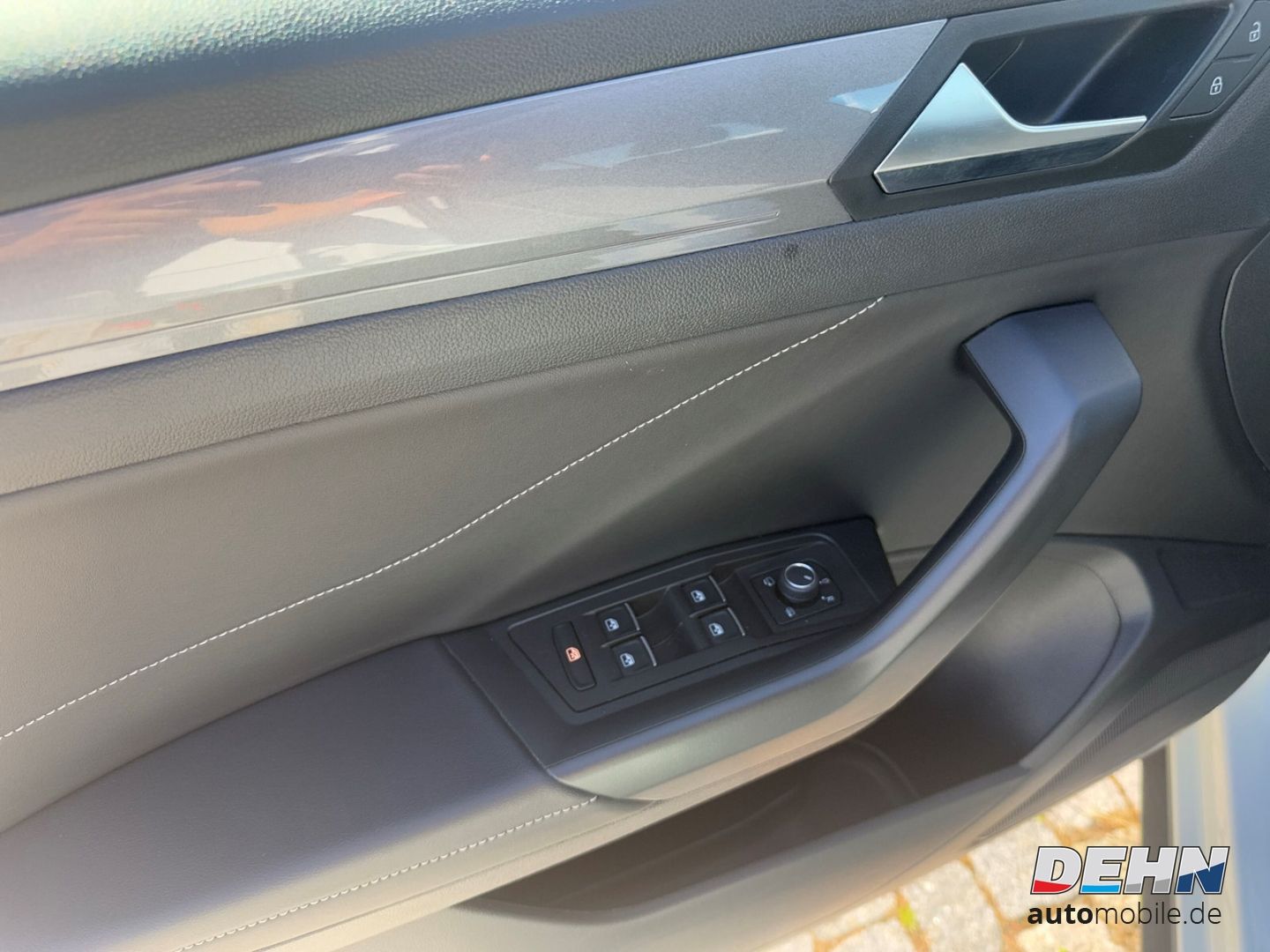 Volkswagen T-Roc 1.0 TSI Style Plus - Samsaru's Car Outlet
