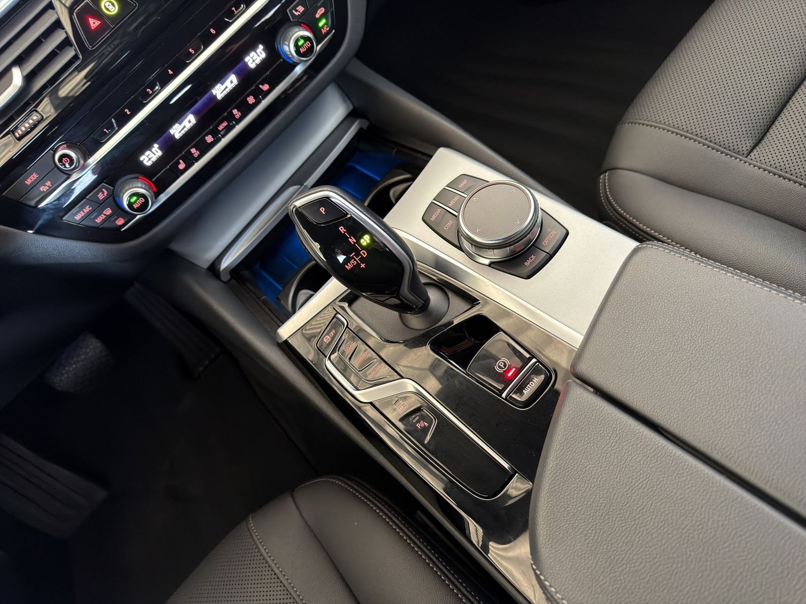BMW 530e xDr LASER/HUD/CAM/PRIVACY/DAB/AMBI