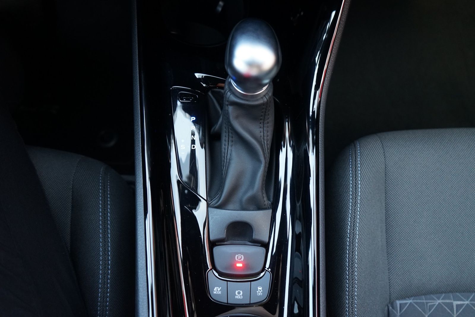 Toyota C-HR 2.0 Hybrid Team - Samsaru's Car Outlet
