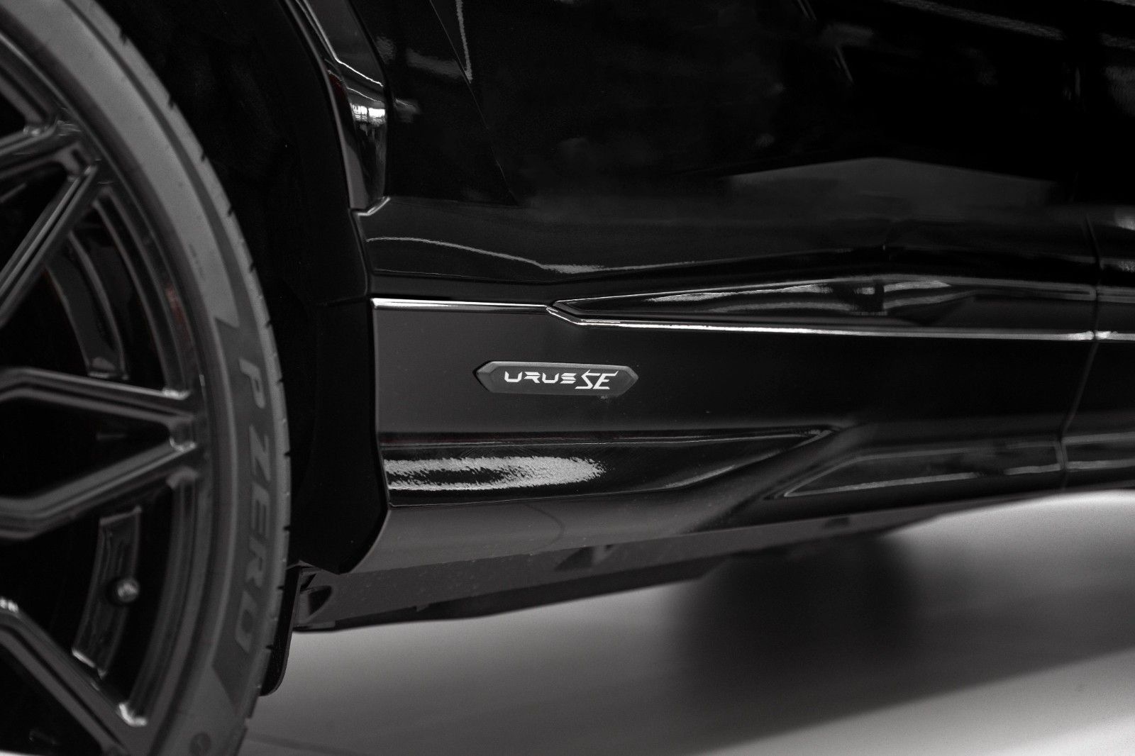 Lamborghini Urus 4.0 V8 PHEV SE Black - Samsaru's Car Outlet