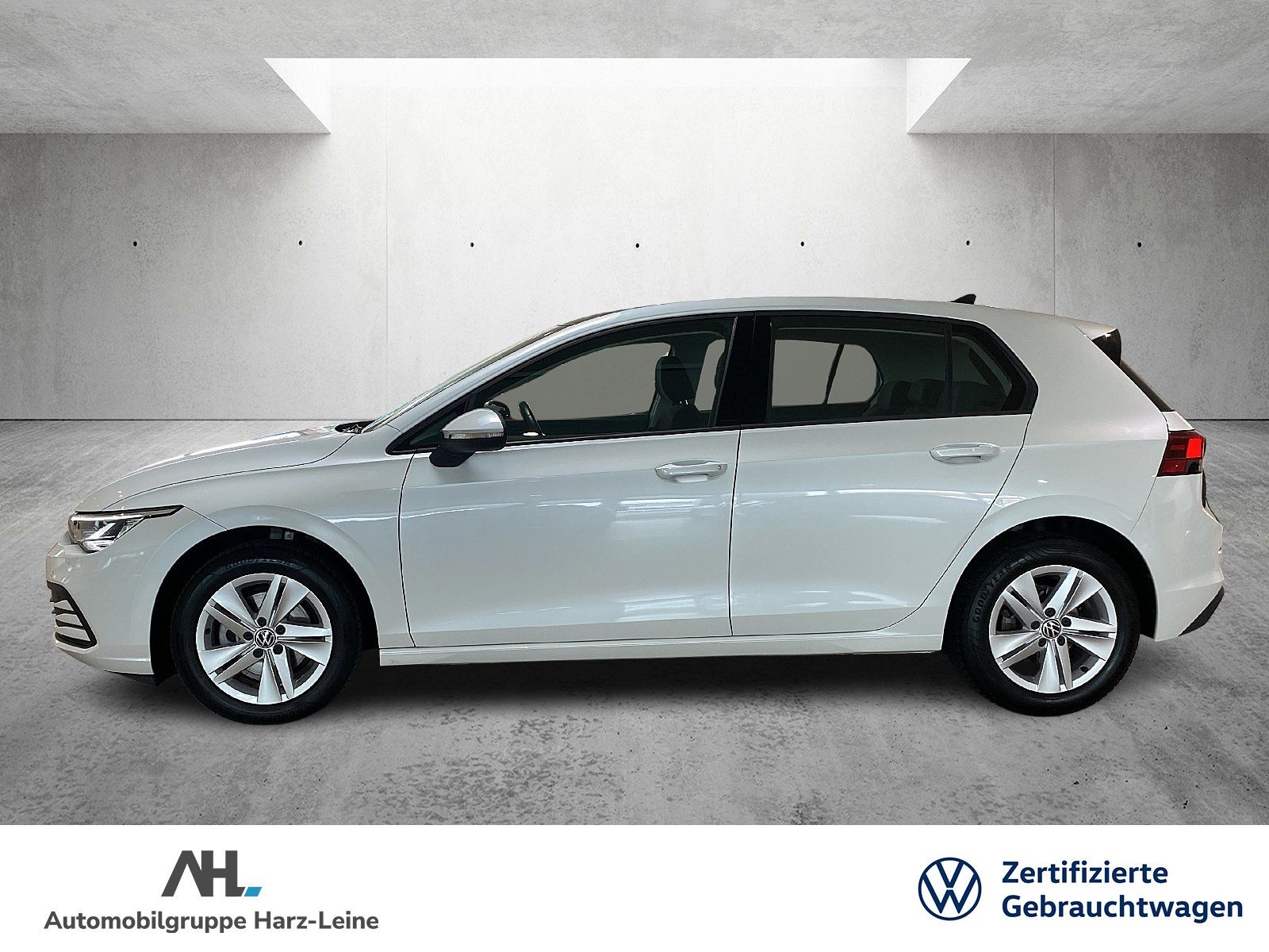 Volkswagen Golf VIII 1.5 TSI Life - Samsaru's Car Outlet
