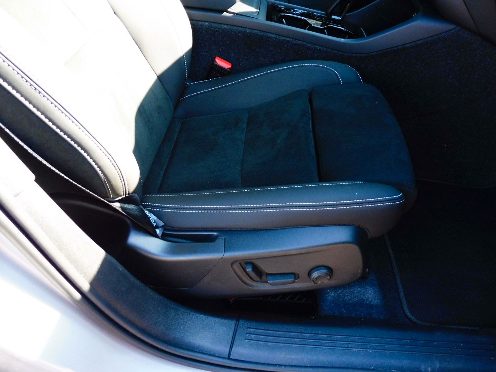 Volvo XC 40 B4 Plus Dark - Samsaru's Car Outlet