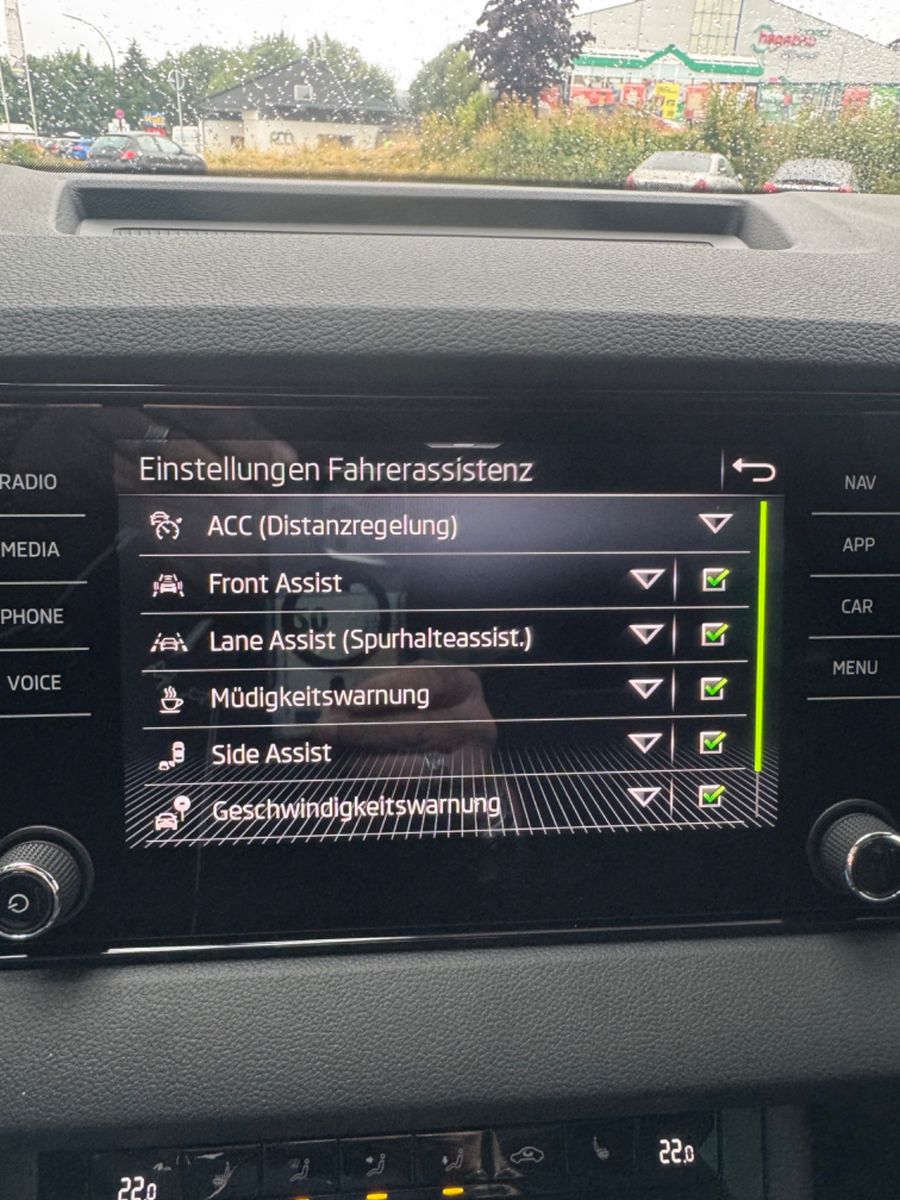 Skoda Karoq Sportline 1,5TSI DSG, Pano,AHK,19,360°,5Ja