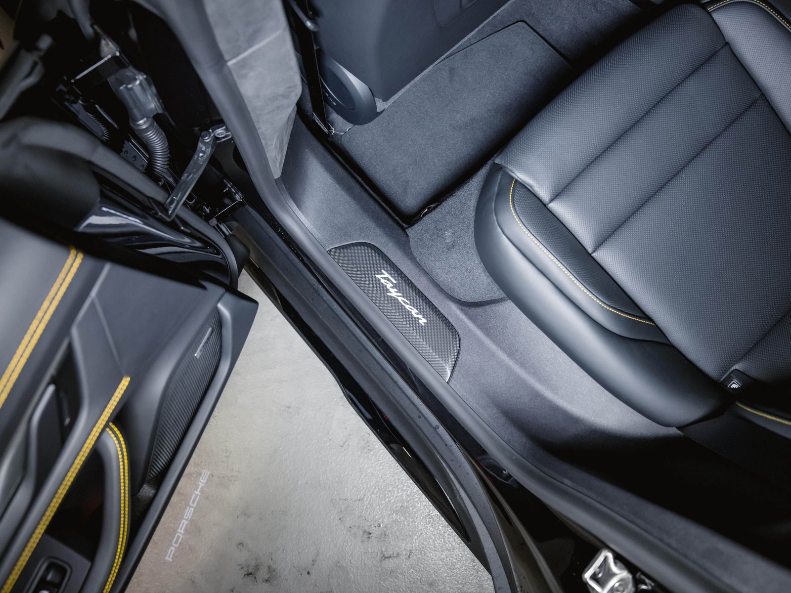 Porsche Taycan Turbo Sport Turismo SportDesign Paket