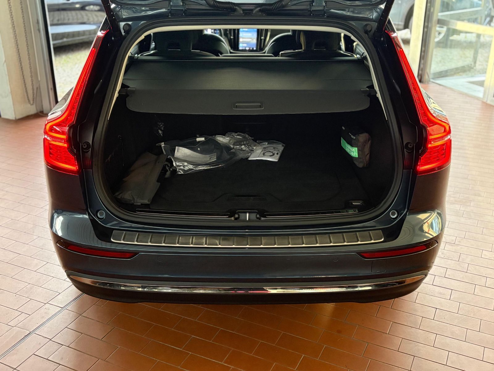 Volvo V60 T6 Kombi Core Recharge Plug-In Hybrid AWD