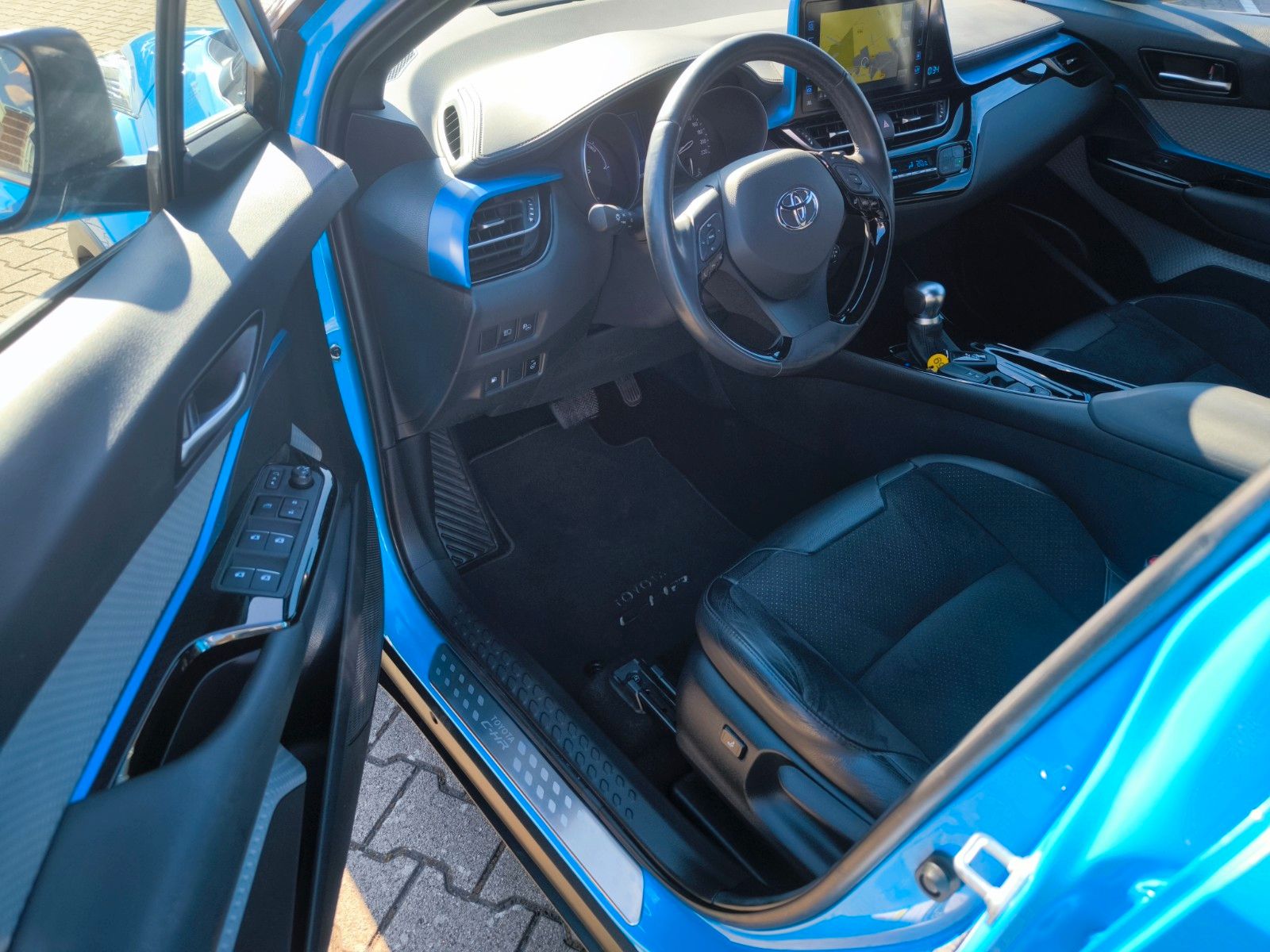 Toyota C-HR Hybrid Style Selection - Samsaru's Car Outlet