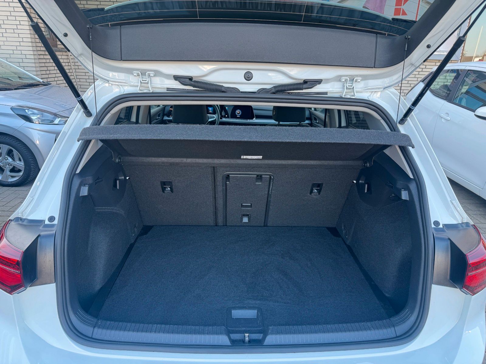 Volkswagen Golf VIII 1.5 TSI Active - Samsaru's Car Outlet