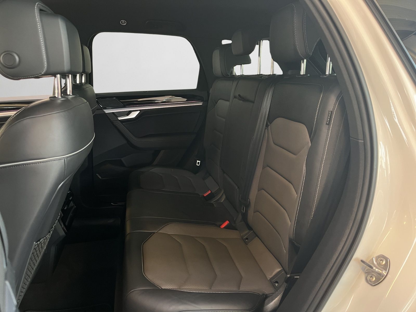 Volkswagen Touareg R-Line 3.0 TDI - Samsaru's Car Outlet