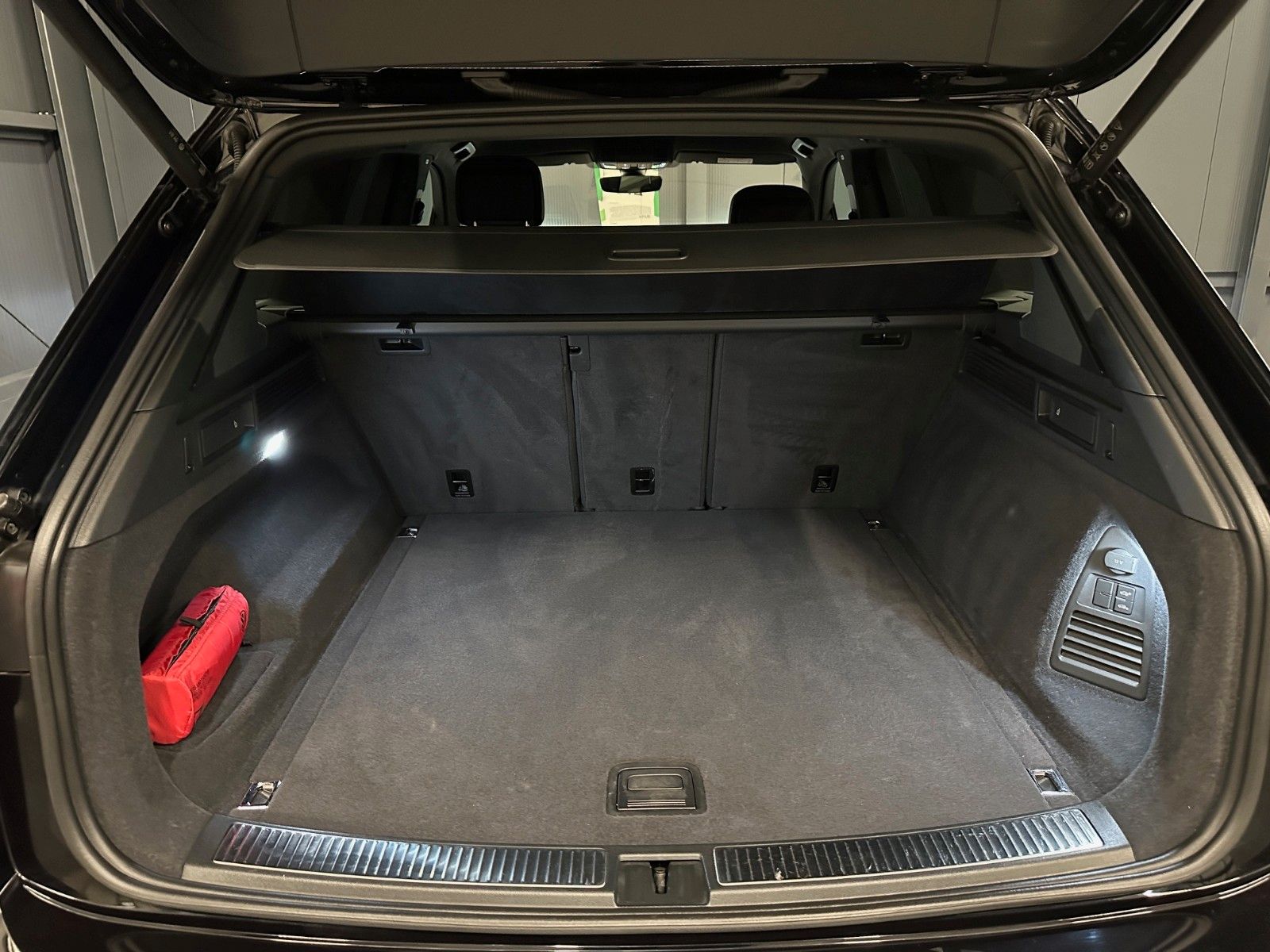 Volkswagen Touareg R-Line - Samsaru's Car Outlet