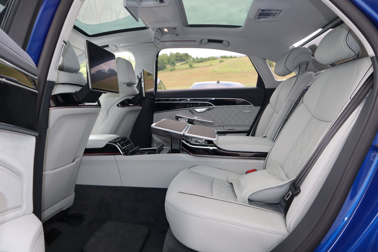 Audi A8L 60 TFSI V8 qu lang exclusive - Samsaru's Car Outlet
