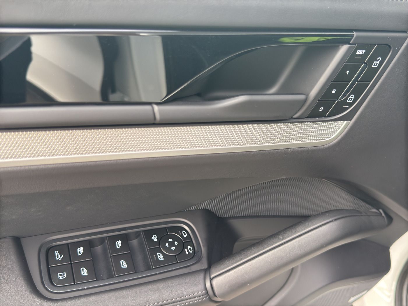 Porsche Cayenne E-Hybrid Coupe | Surround View |