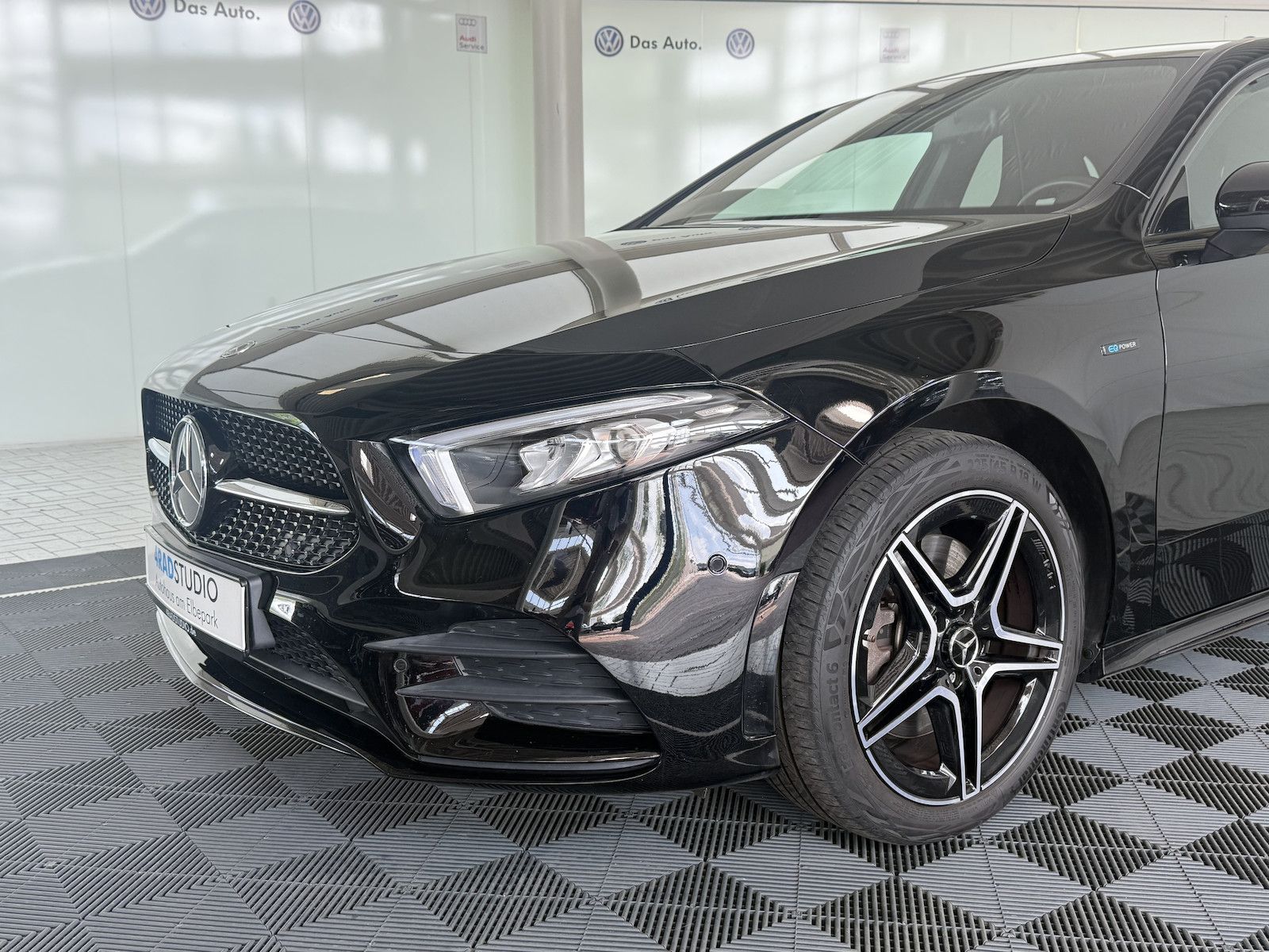 Mercedes-Benz A 250 e AMG-LINE - Samsaru's Car Outlet