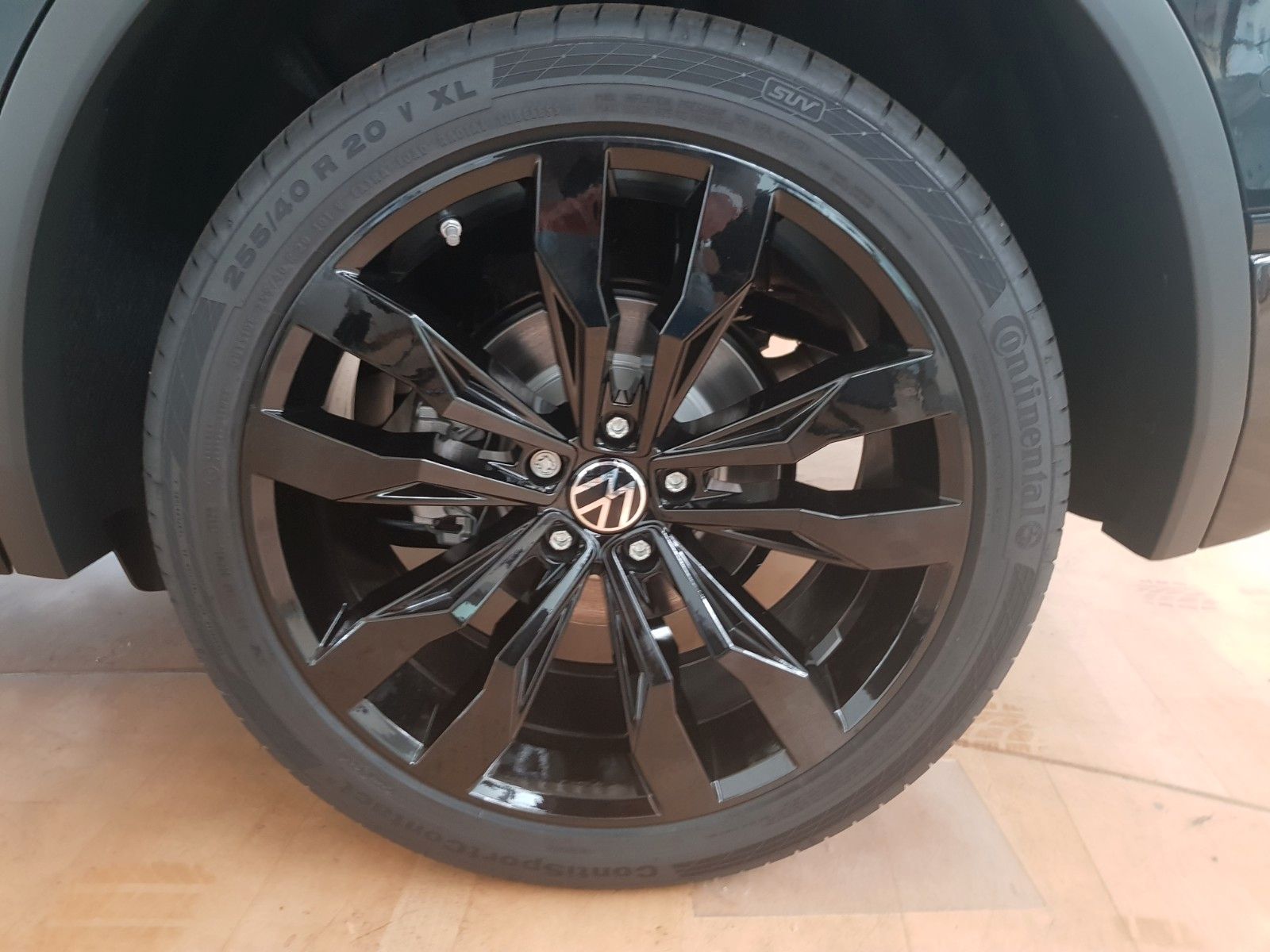 Volkswagen Tiguan 2.0 TDI SCR 4MOTION R-Line - Samsaru's Car Outlet