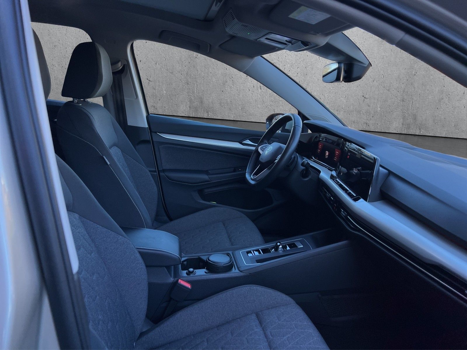 Volkswagen Golf VIII 1.5 eTSI Move DSG - Samsaru's Car Outlet