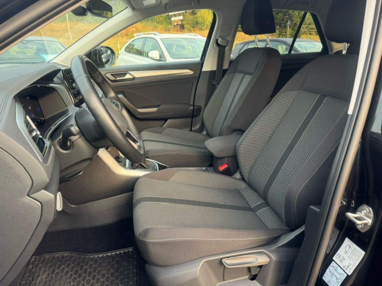 Volkswagen T-Roc Life 1.5 TSI DSG - Samsaru's Car Outlet