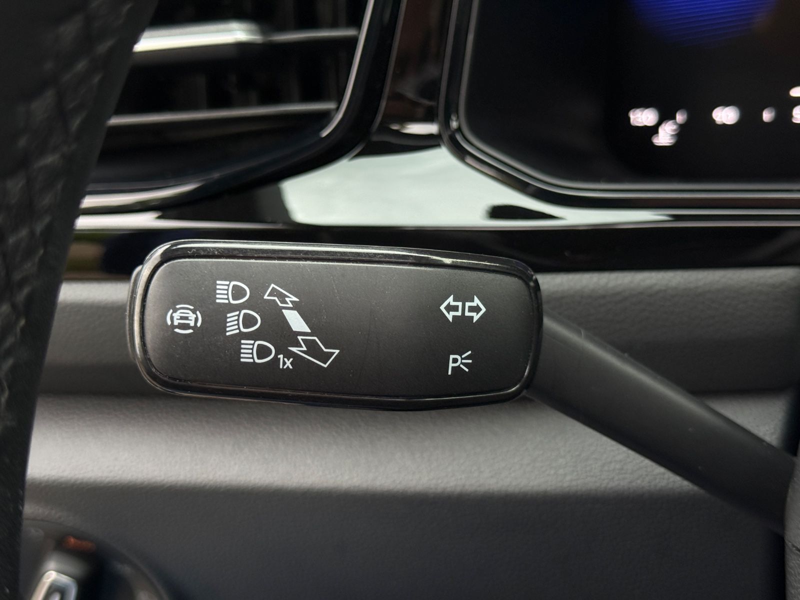 Volkswagen T-Roc TDI R-Line - Samsaru's Car Outlet