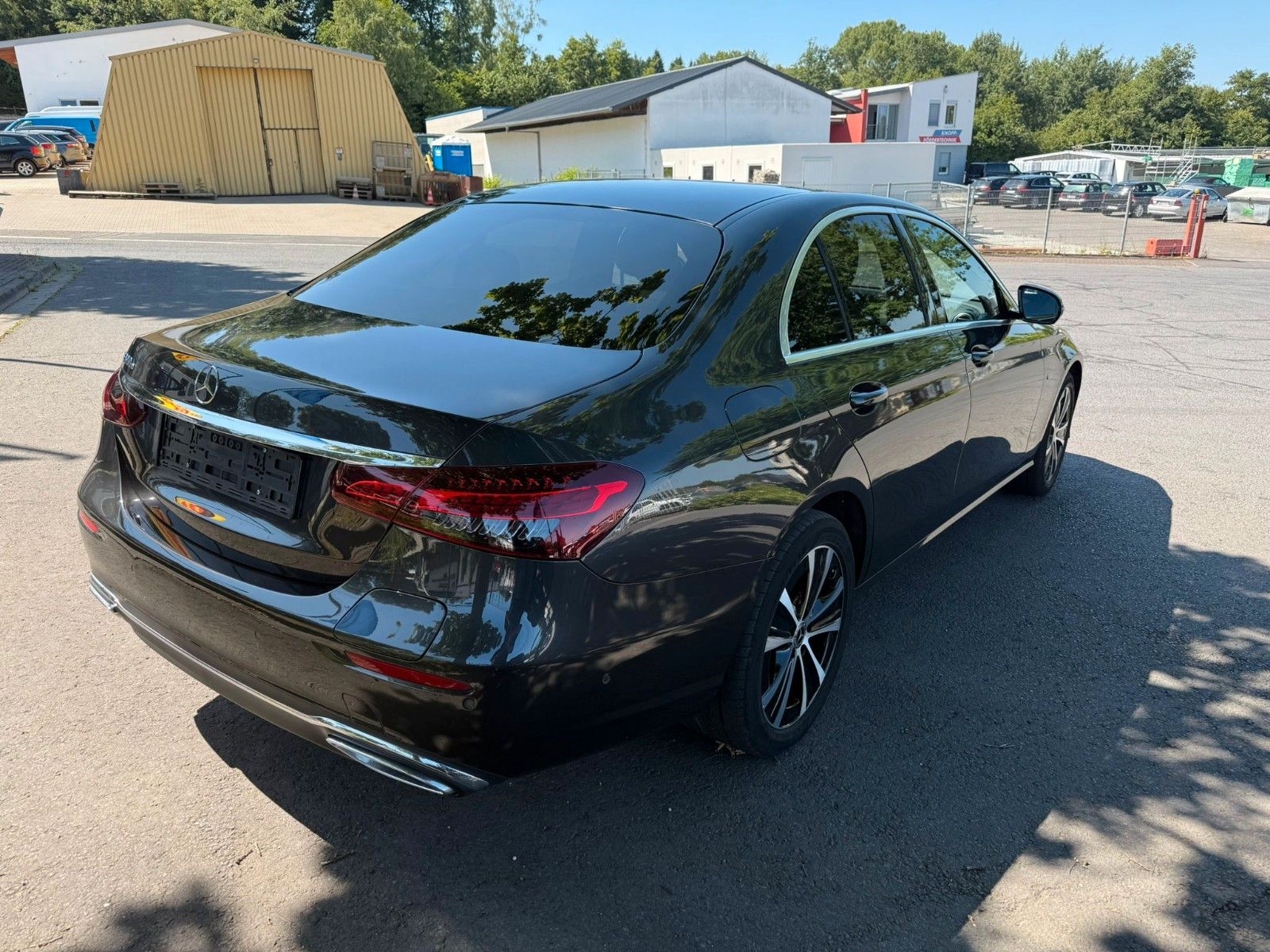 Mercedes-Benz E-Klasse 300E - Samsaru's Car Outlet