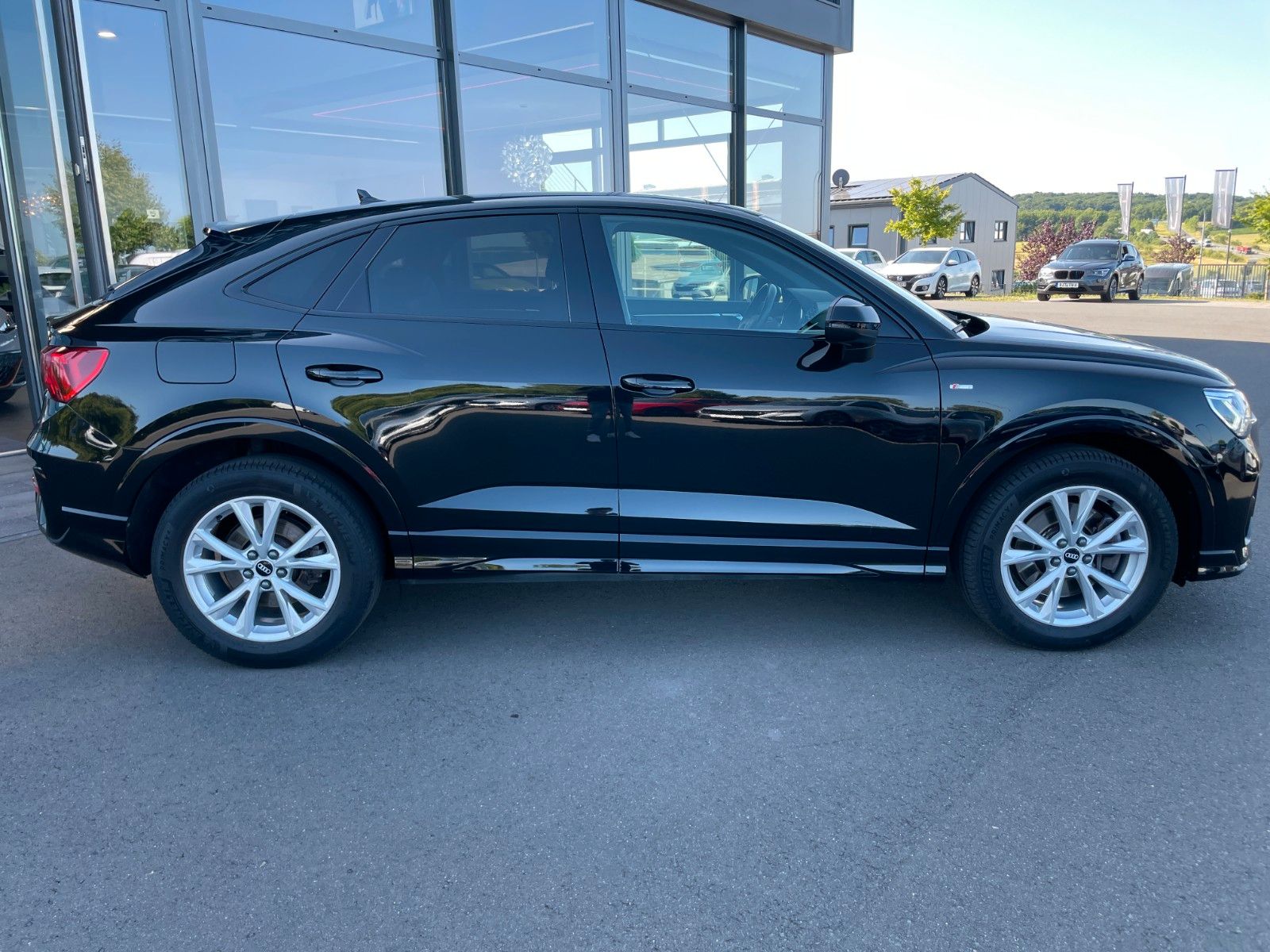 Audi Q3 Sportback 2,0TFSI quattro Sline Black - Samsaru's Car Outlet