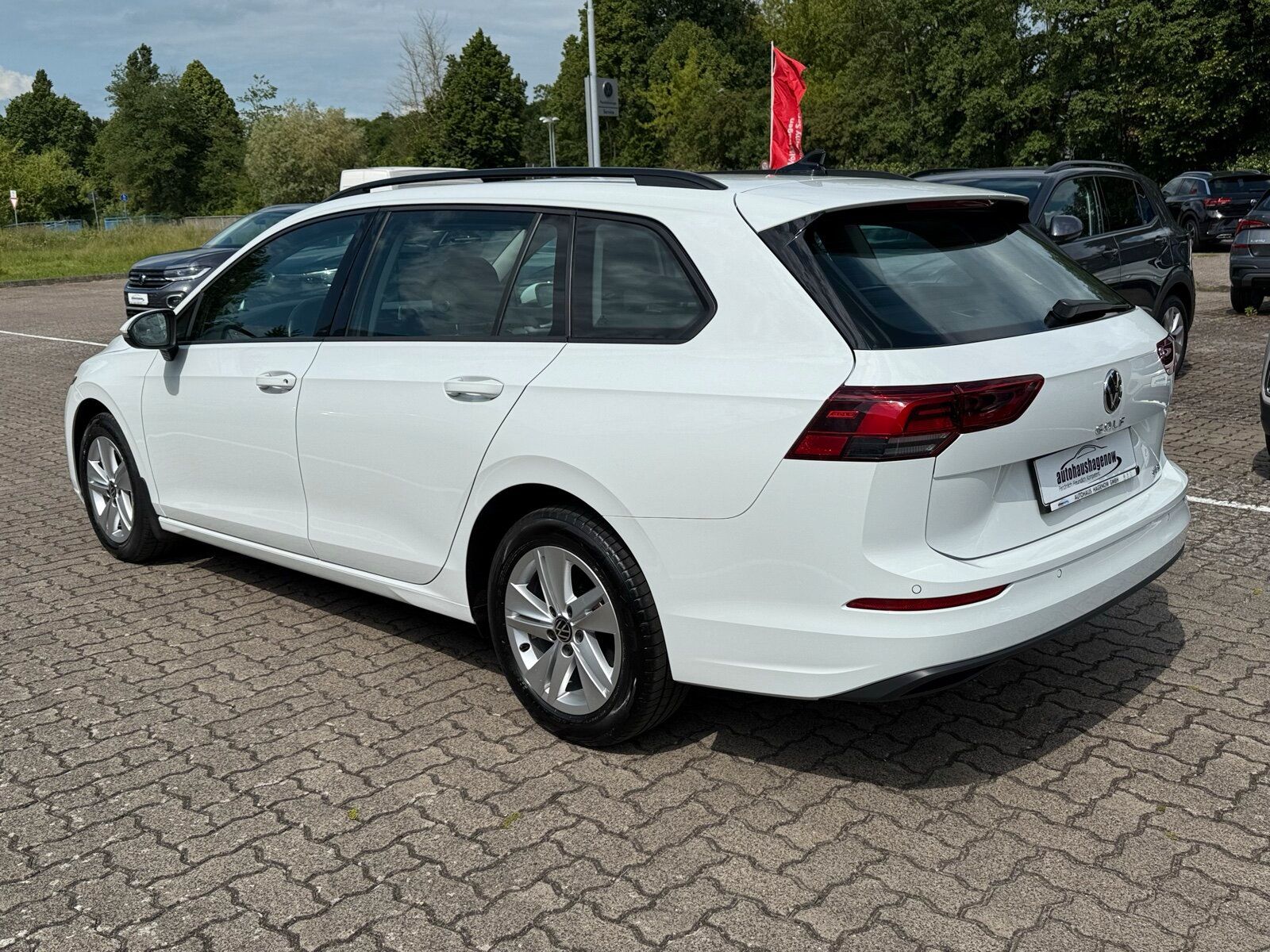 Volkswagen Golf VIII 1.5 eTSI Life - Samsaru's Car Outlet