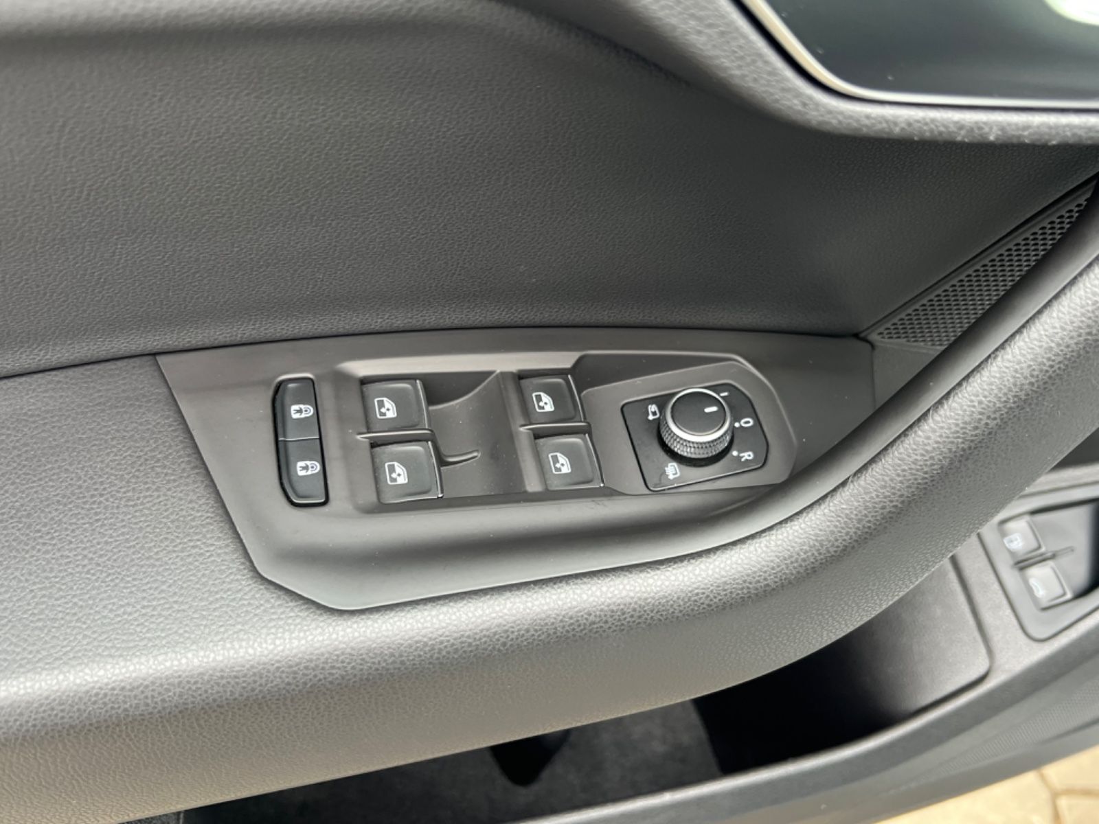 Volkswagen Touareg 4M eHybrid - Samsaru's Car Outlet